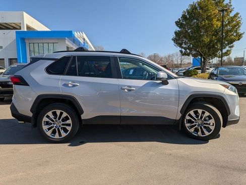 Used 2021 Toyota RAV4 XLE Premium image 4