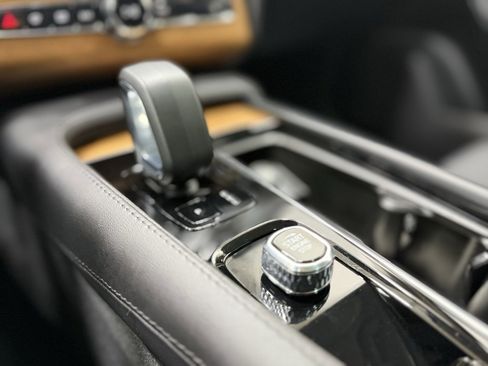 Used 2023 Volvo XC90 B6 Plus image 33