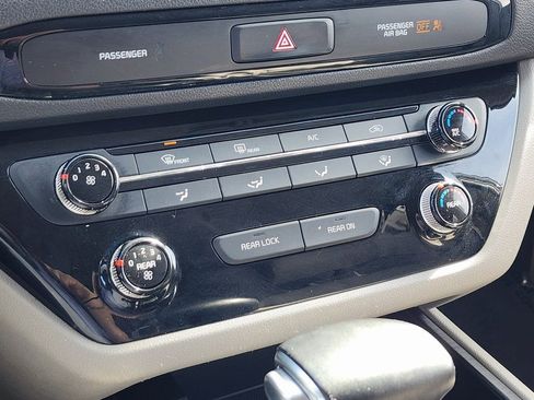 Used 2019 Kia Sedona EX image 26