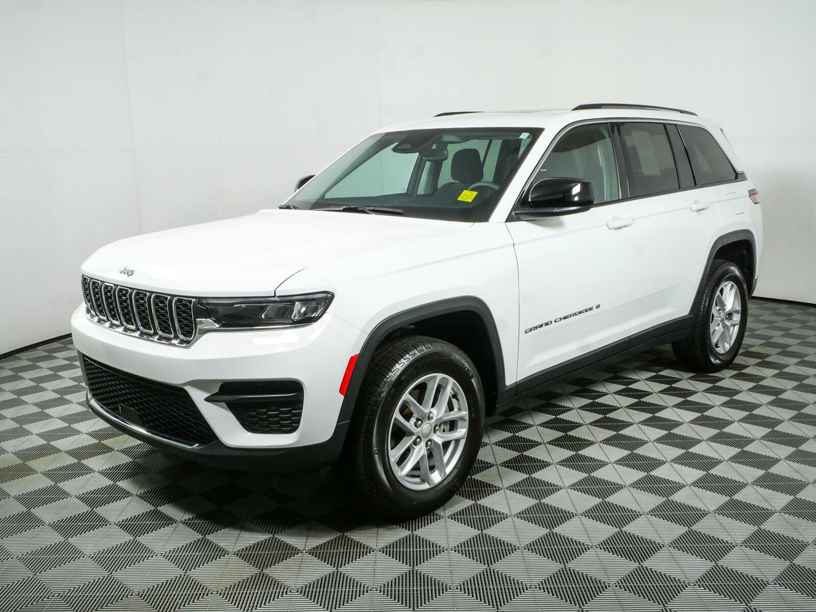 Used 2023 Jeep Grand Cherokee Laredo X AWD/4WD image 27