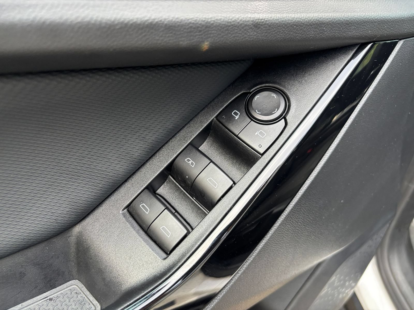 Used 2025 Chevrolet Equinox LT FWD image 18