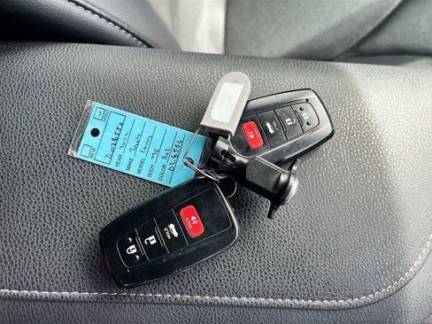 Used 2022 Toyota Camry XSE FWD image 31