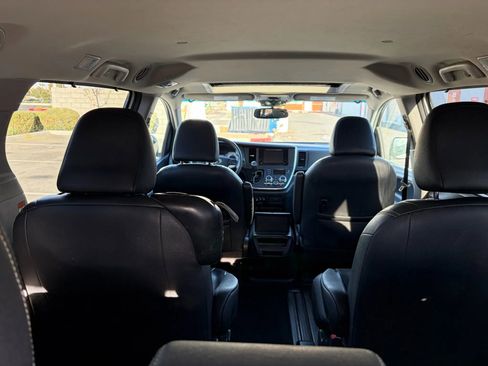 Used 2017 Toyota Sienna SE image 12