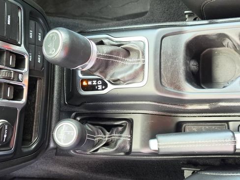 Used 2018 Jeep Wrangler Unlimited Sahara AWD/4WD image 26