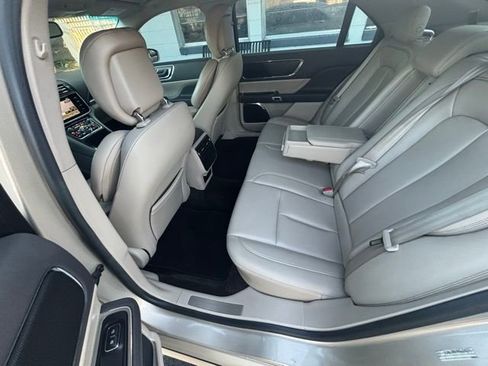 Used 2017 Lincoln Continental Premiere image 18