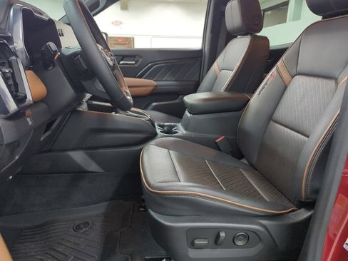 Used 2023 GMC Canyon AT4 w/ AT4 Premium Package AWD/4WD image 9