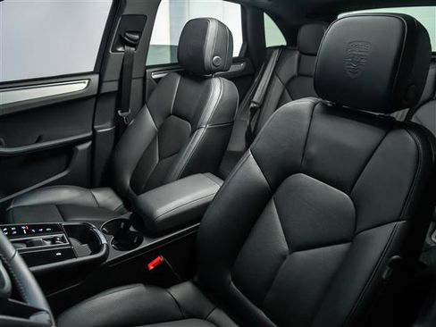 Certified 2026 Porsche Macan AWD/4WD image 5