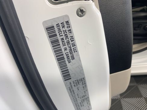 Used 2023 Chrysler Pacifica Touring-L image 13