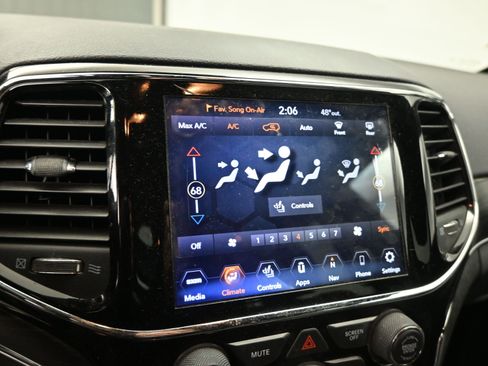 Used 2020 Jeep Grand Cherokee Limited w/ Luxury Group II image 12