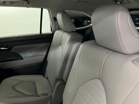 Used 2021 Toyota Highlander XLE AWD/4WD image 21