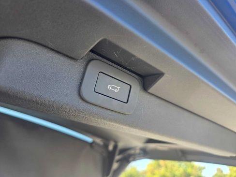 Used 2025 Land Rover Discovery Metropolitan Edition AWD/4WD image 15