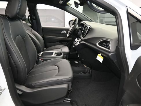 New 2026 Chrysler Voyager LX image 38