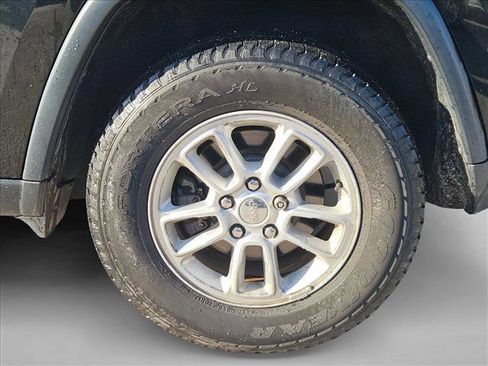 Used 2018 Jeep Grand Cherokee Laredo image 4