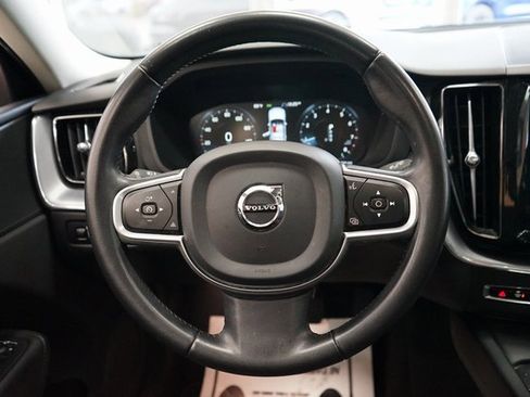 Used 2020 Volvo XC60 T5 Momentum image 31