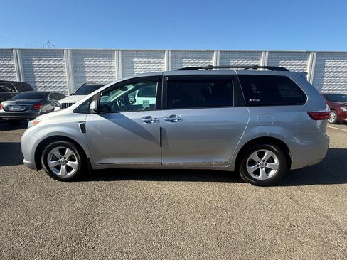 Used 2017 Toyota Sienna LE FWD image 2