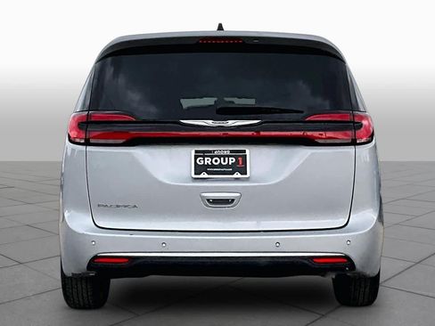 Used 2024 Chrysler Pacifica Touring-L FWD image 5