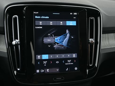 Used 2025 Volvo XC40 B5 Core image 19