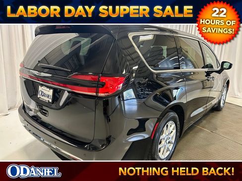 Used 2025 Chrysler Pacifica Select FWD image 29