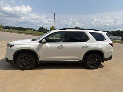 Used 2025 Honda Pilot Touring image 3