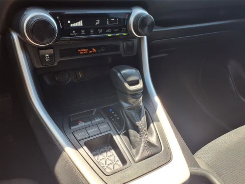 Used 2020 Toyota RAV4 LE FWD image 21