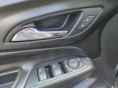 Used 2018 Chevrolet Equinox LT FWD image 15
