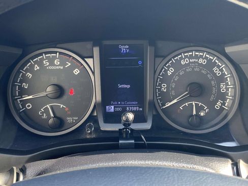 Used 2017 Toyota Tacoma TRD Sport AWD/4WD image 38