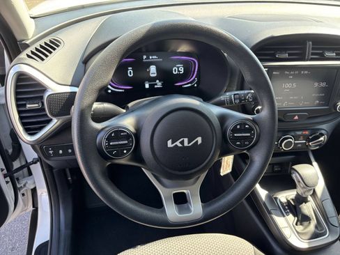 Used 2025 Kia Soul LX w/ LX Technology Package FWD image 25