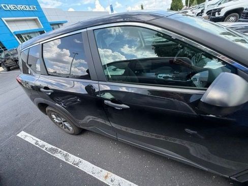 Used 2023 Nissan Rogue S AWD/4WD image 4