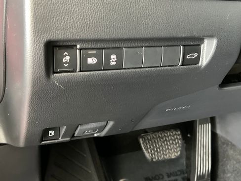 Used 2022 Toyota Venza XLE image 41