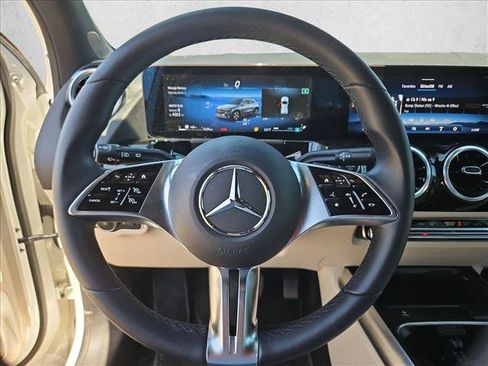 Used 2025 Mercedes-Benz GLA 250 4MATIC image 14