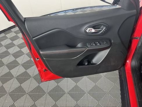 Used 2019 Jeep Cherokee Trailhawk AWD/4WD image 8