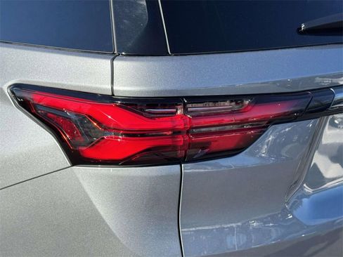 Used 2023 Chevrolet Traverse RS image 8