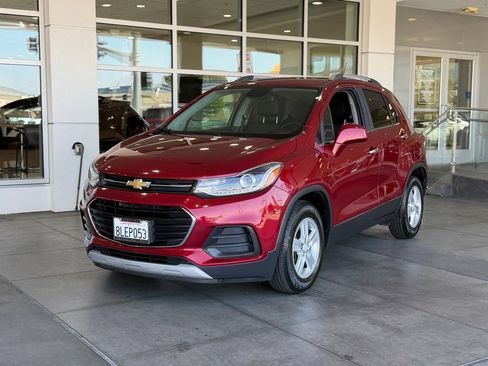 Used 2019 Chevrolet Trax LT w/ LT Convenience Package FWD image 2