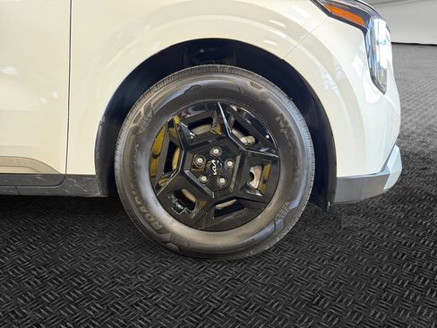 Certified 2026 Kia Carnival FWD image 11