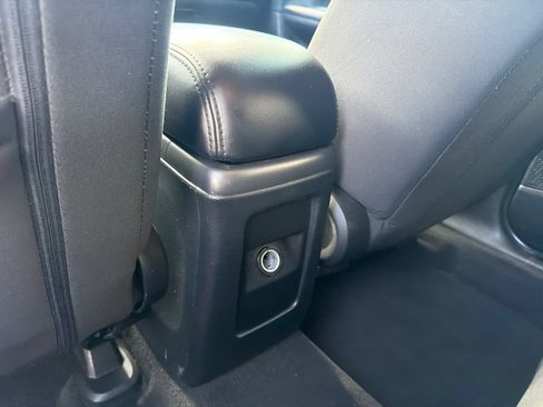 Used 2020 Dodge Journey SE FWD image 33