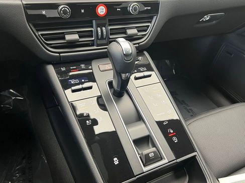 Used 2026 Porsche Macan AWD/4WD image 11