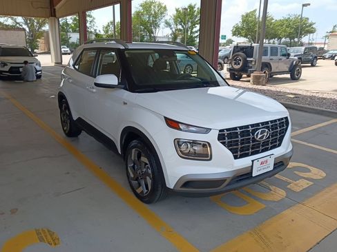 Used 2025 Hyundai Venue SEL FWD image 6