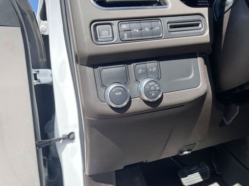 Used 2022 GMC Yukon SLE RWD image 13