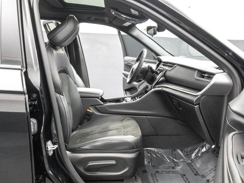 Used 2023 Jeep Grand Cherokee Altitude image 42