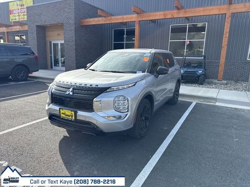 Used 2022 Mitsubishi Outlander SE image 1