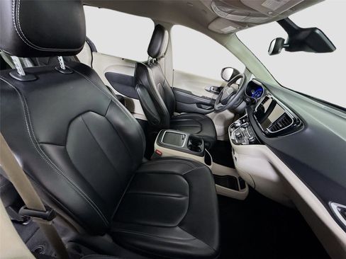 Used 2023 Chrysler Pacifica Touring-L FWD image 21