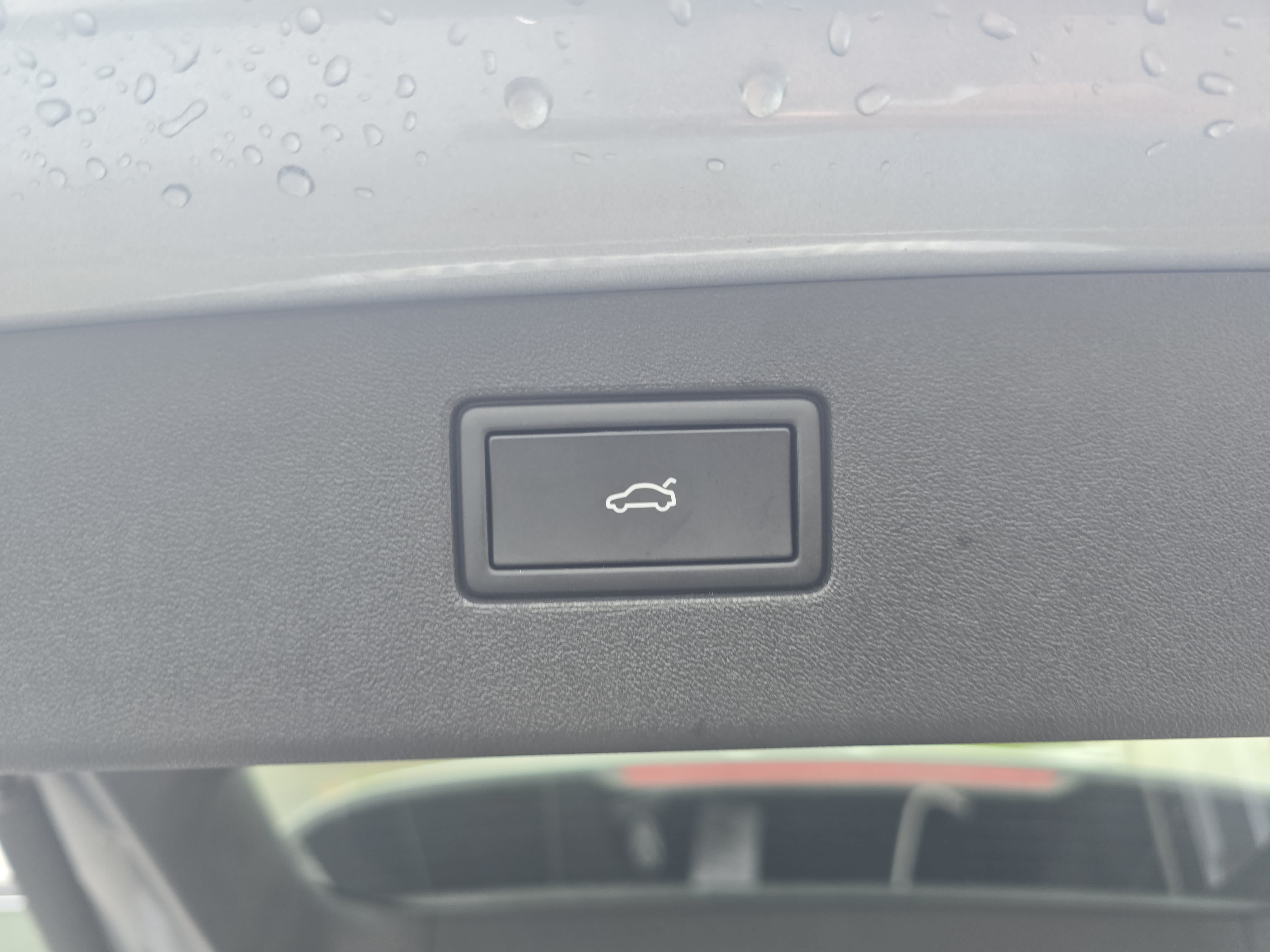 Used 2025 Volkswagen Tiguan SE AWD/4WD image 13