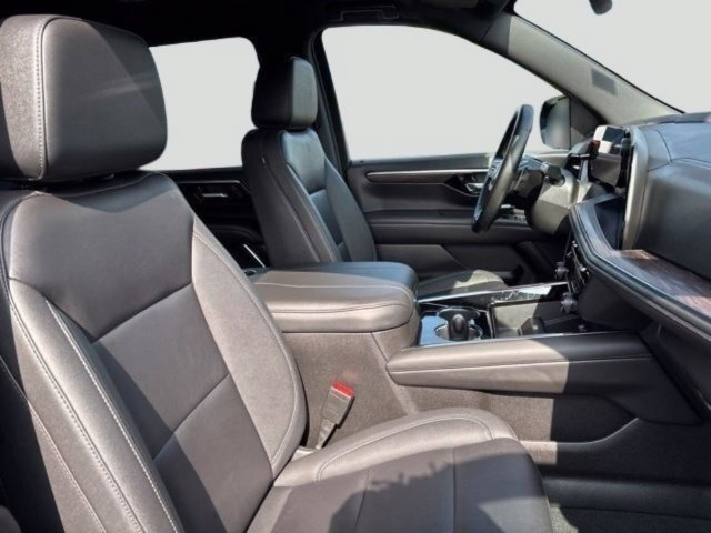 Used 2025 Chevrolet Suburban Z71 AWD/4WD image 15