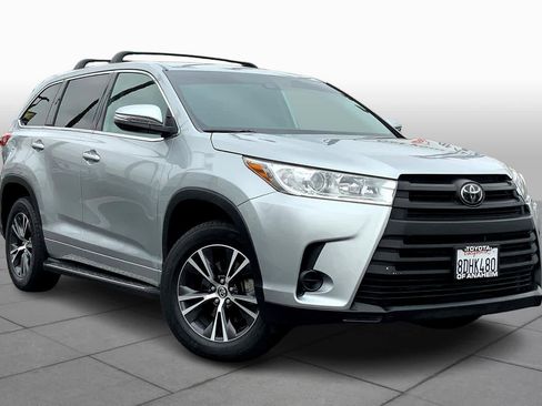 Used 2018 Toyota Highlander LE image 2