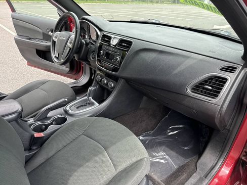 Used 2011 Chrysler 200 Touring FWD image 19
