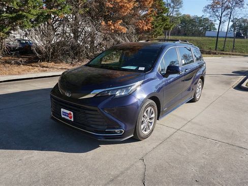 Used 2021 Toyota Sienna XLE image 26