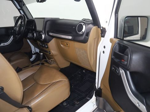 Used 2015 Jeep Wrangler Unlimited Sahara w/ Connectivity Group AWD/4WD image 38