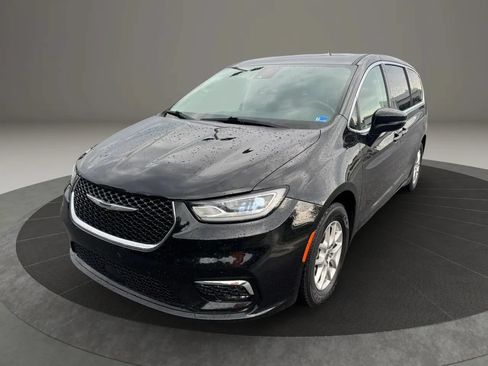 Used 2024 Chrysler Pacifica Touring-L FWD image 2