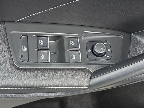 Used 2022 Volkswagen Tiguan SE R-Line image 31