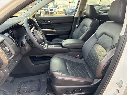 Used 2024 Nissan Pathfinder Platinum w/ Cargo Package image 16